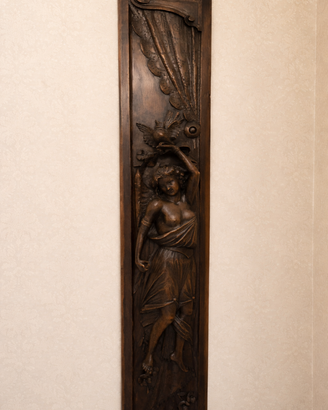 Pannello intagliato con figura femminile Liberty
