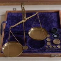 Bilancia antica con pesi