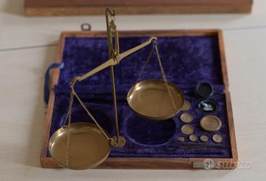 Bilancia antica con pesi