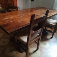 Sala da pranzo cont tavolo e credenza