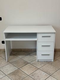 Scrivania con cassettiera