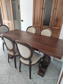 Tavolo in legno massello e sedie.