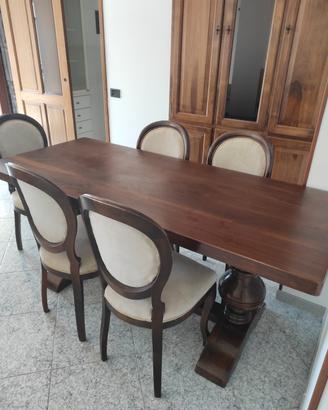 Tavolo in legno massello e sedie.