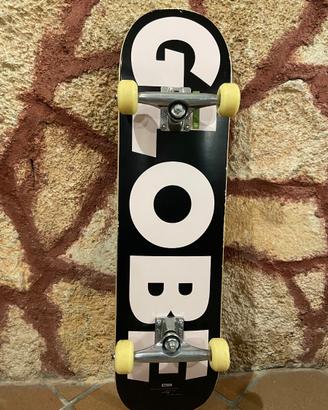 Skateboard nero e rosa globe