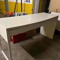 SCRIVANIA IKEA  con due cassetti