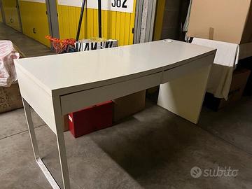 SCRIVANIA IKEA  con due cassetti