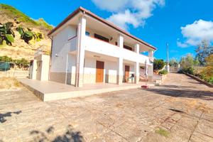 Villa singola con 2200 mq di giardino circostante