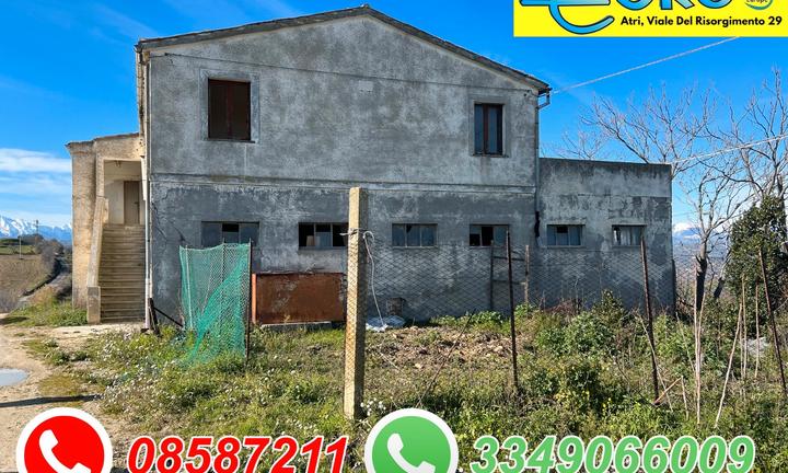 Maestoso casale con uliveto