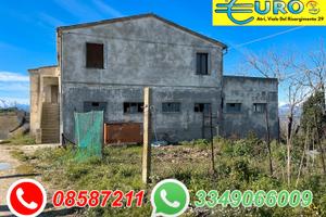 Maestoso casale con uliveto