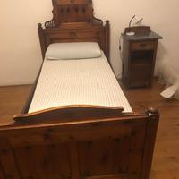 Letti in legno con comodini