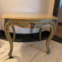 Tavolino veneziano laccato e dipinto con decori fl