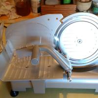 Piccola affettatrice ad uso domestico