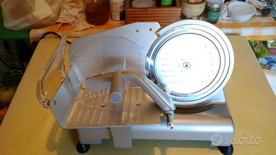 Piccola affettatrice ad uso domestico