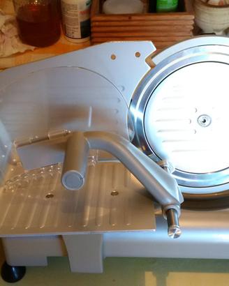 Piccola affettatrice ad uso domestico