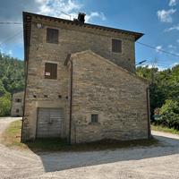 Casale rustico annessi e terreno