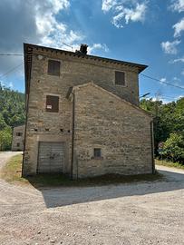 Casale rustico annessi e terreno