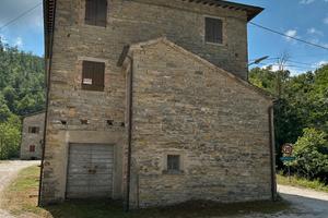 Casale rustico annessi e terreno