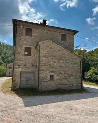 Casale rustico annessi e terreno