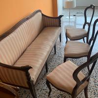 Divanetto con tre sedie in raso