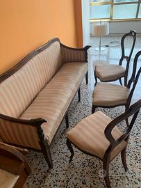 Divanetto con tre sedie in raso