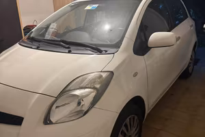 Toyota yaris 1.0 VVT-i Sol 69CV- benzina- 2011