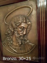 scultura in bronzo. Gesù.