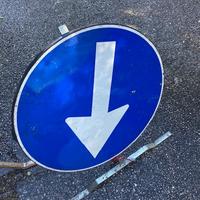 cartelli stradali freccia e divieto