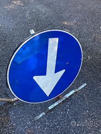 cartelli stradali freccia e divieto
