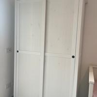 Guardaroba con due ante scorrevoli