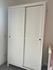 Guardaroba con due ante scorrevoli