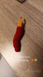 portachiavi uncinetto cornetto portafortuna 