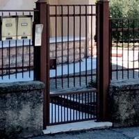 Cancelletto pedonale in ferro con pilastri