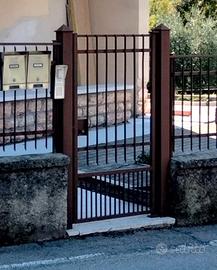 Cancelletto pedonale in ferro con pilastri