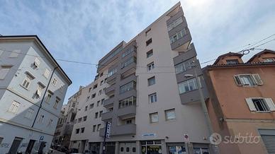 Via della Guardia con terrazzo e posto auto