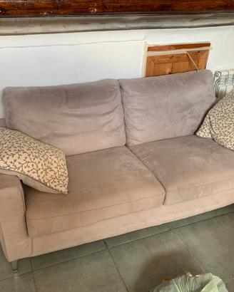 Divano poltrone sofà beige in omaggio rivestimento
