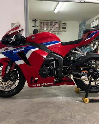 Honda CBR 600 RR 2025 tenuta maniacalmente LEGGI