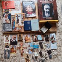 Oggetti sacri libri immagini medagliette rosari