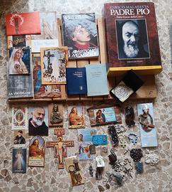 Oggetti sacri libri immagini medagliette rosari