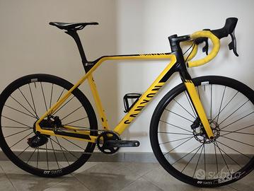 Canyon Inflite CF SLX  con o senza ruote 