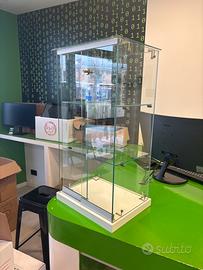 Vetrina esposizione negozio tenuta benissimo