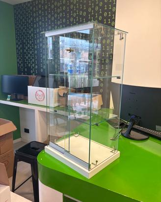 Vetrina esposizione negozio tenuta benissimo