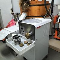 Mulino a pietra. Macchina professionale per pasta.