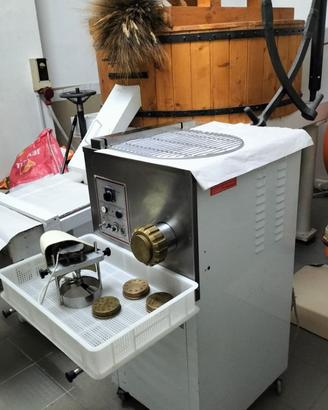 Mulino a pietra. Macchina professionale per pasta.