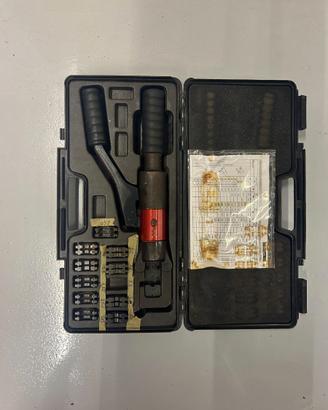 Pressa capicorda oleodinamica