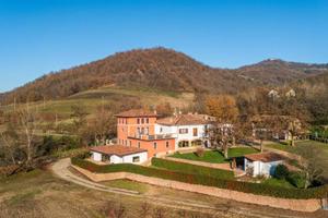 Villa di 546 m² con più di 5 locali e box auto a V