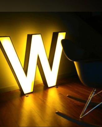 w doppia luce neon