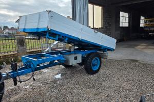 Rimorchio ribaltabile e trazionato 