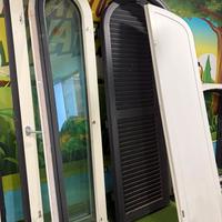 Finestre in legno e alluminio con persiane