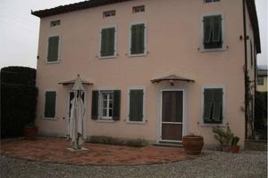 Villa di 330 m² con più di 5 locali e posto auto a