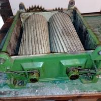 vecchia pigiatrice marca Laverda in ghisa 